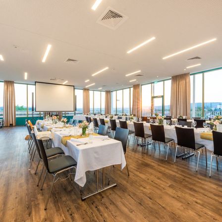 Bild enthält, Indoors, Fun, Hall, Banquet, White Board