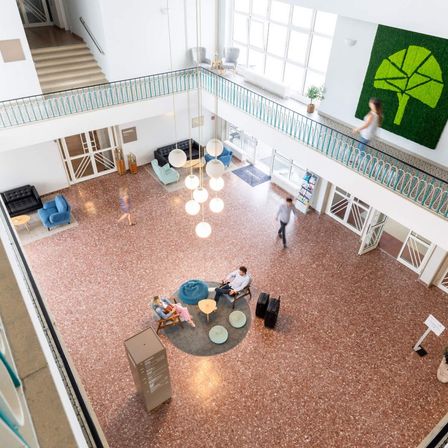 Bild enthält, Indoors, Architecture, Building, Foyer, Person, Clothing, Footwear, Shoe, Box, Package