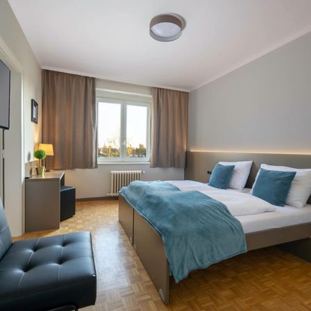 Bild enthält, Corner, Interior Design, Home Decor, Cushion, Computer Hardware, Monitor, Screen, Furniture, Plant, TV