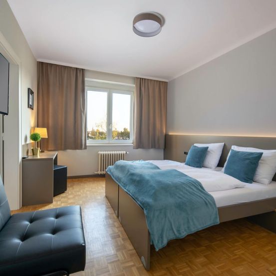 Bild enthält, Corner, Interior Design, Home Decor, Cushion, Computer Hardware, Monitor, Screen, Furniture, Plant, TV