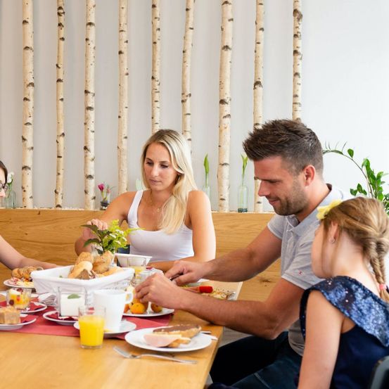 Bild enthält, Brunch, Food, Adult, Male, Man, Person, Dating, Romantic, Female, Woman