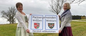 Bild enthält, Grass, Skirt, Dress, Lady, Person, Adult, Female, Woman, Portrait, Advertisement