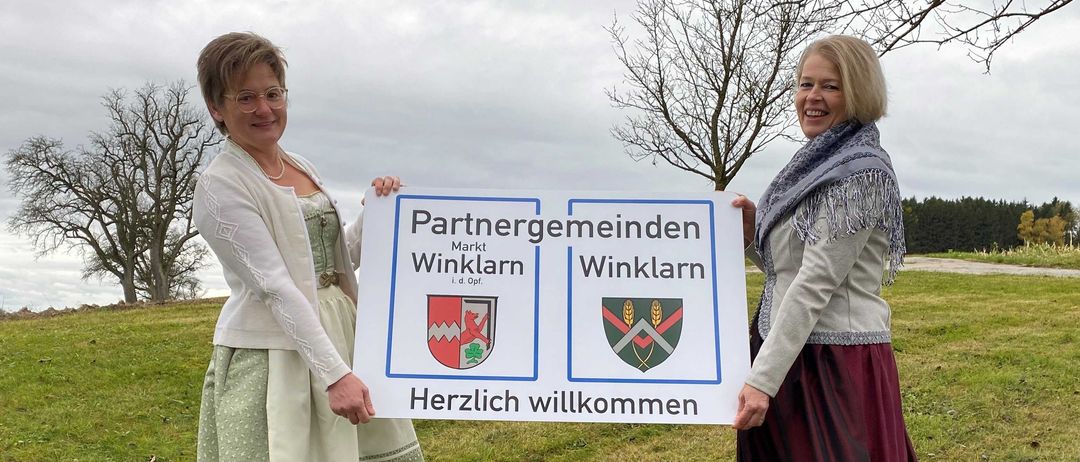 Bild enthält, Grass, Skirt, Dress, Lady, Person, Adult, Female, Woman, Portrait, Advertisement