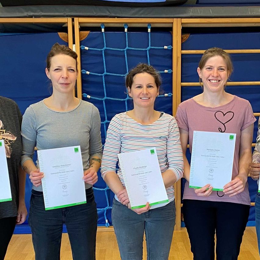 Bild enthält, Groupshot, Person, Adult, Female, Woman, Male, Man, Glasses, Face, Scarf