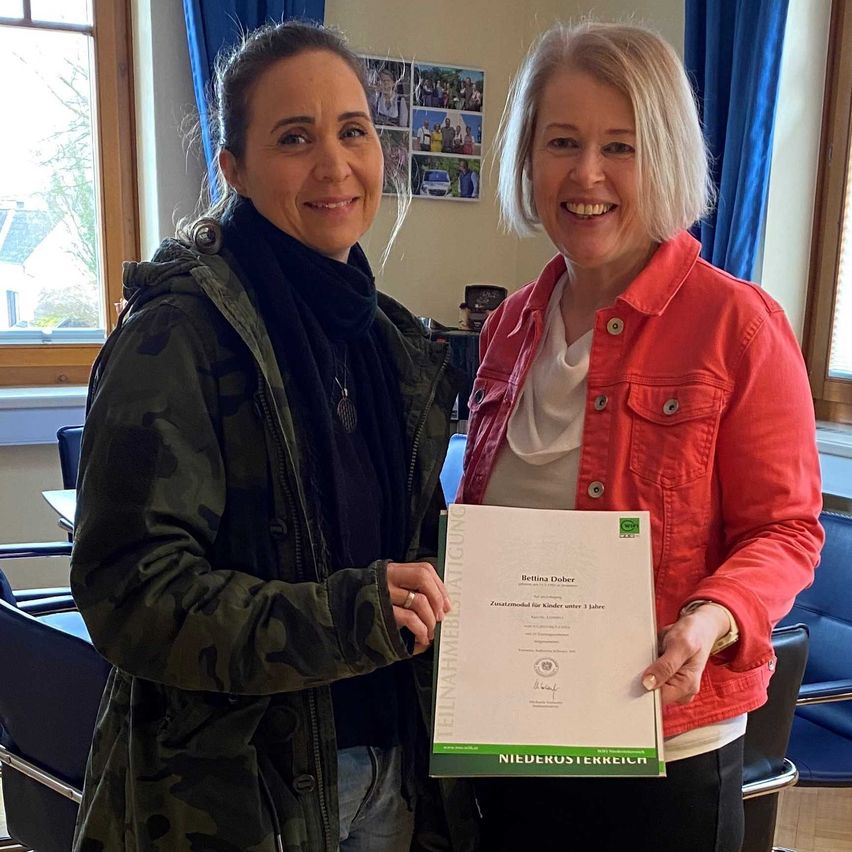 Bild enthält, Adult, Female, Person, Woman, Coat, Advertisement, Text, Head, Jacket, Face