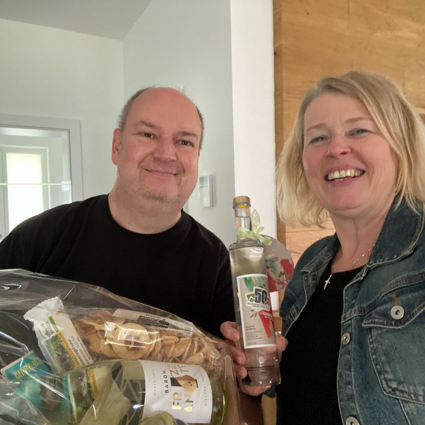 Bild enthält, Pants, Adult, Female, Person, Woman, Male, Man, Jeans, Face, Portrait