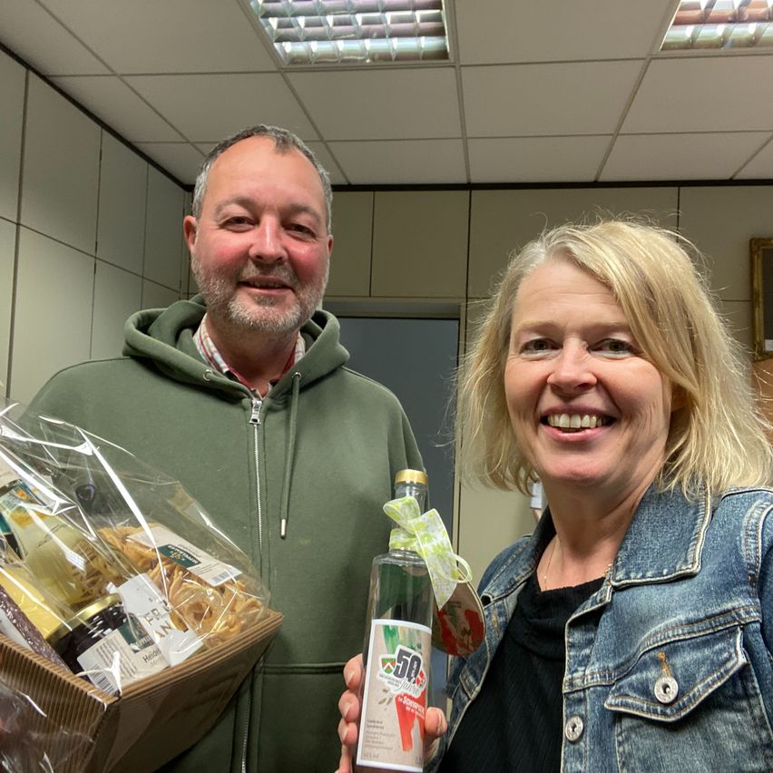 Bild enthält, Coat, Pants, Jacket, Person, Portrait, Adult, Female, Woman, Male, Man