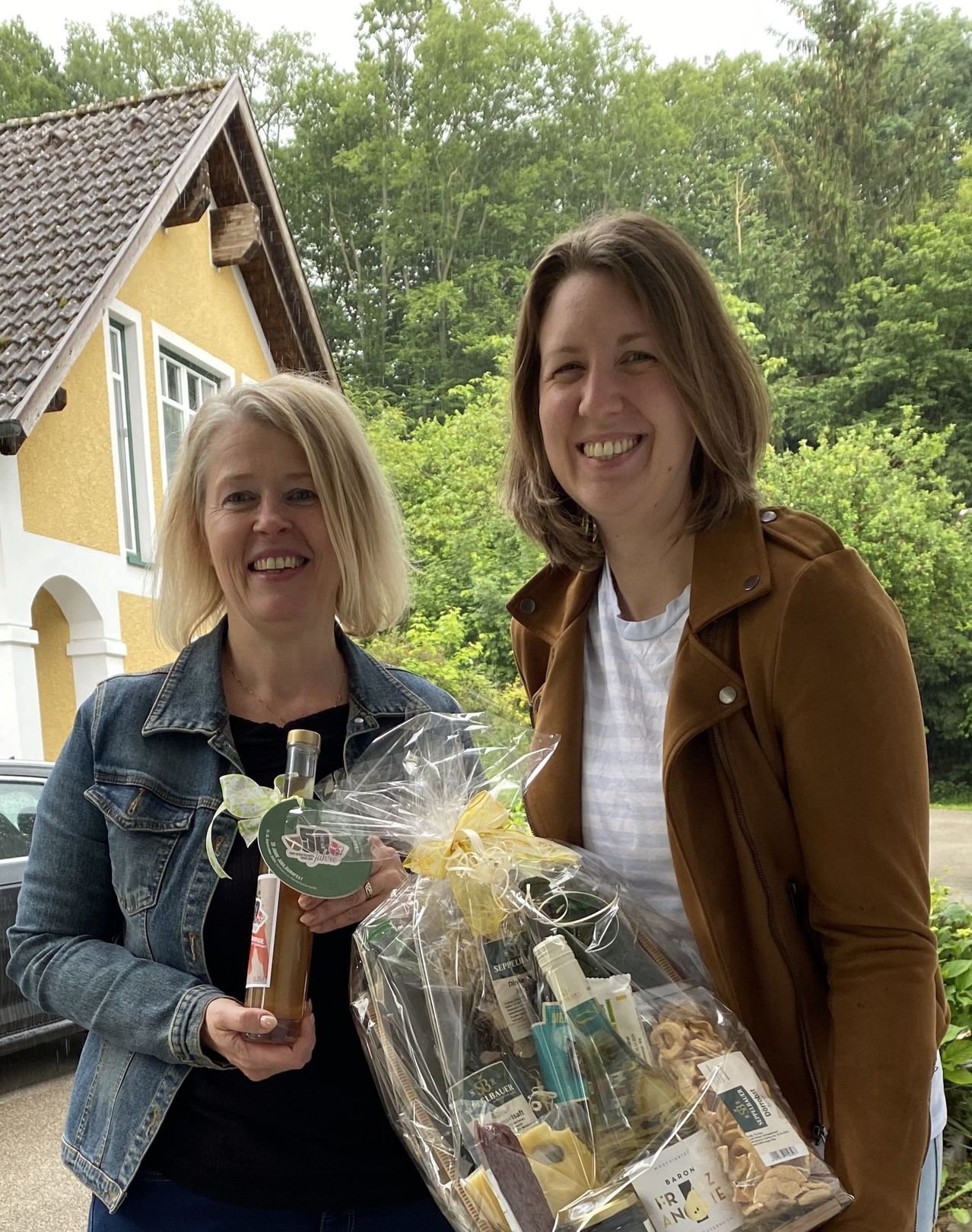 Bild enthält, Shelter, Person, Photography, Portrait, Coat, Jacket, Adult, Female, Woman, Pants