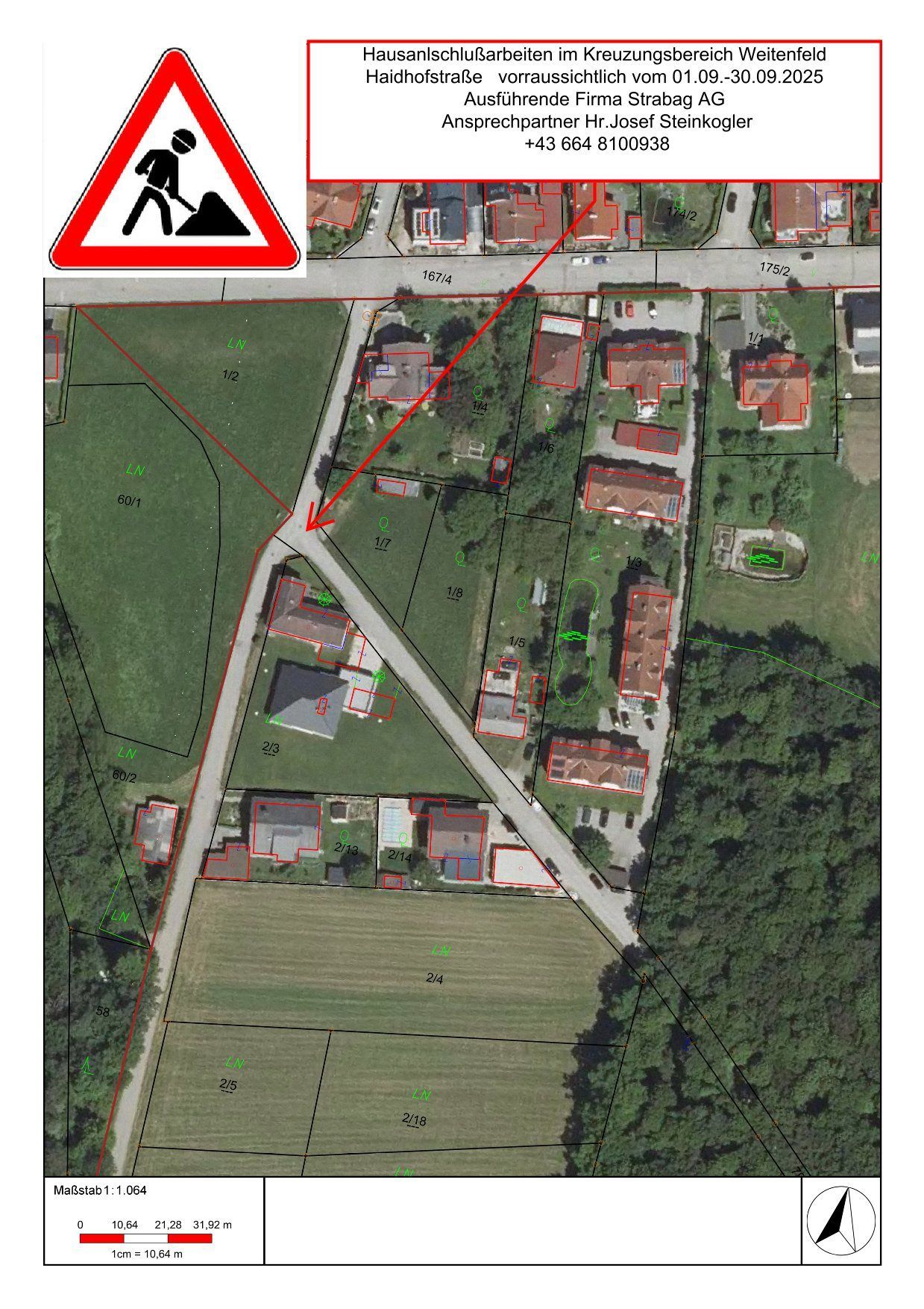 Eine Luftaufnahme eines Vororts zeigt mehrere Wohnhäuser, die mit Zahlen und Buchstaben gekennzeichnet sind, umgeben von grünen Feldern und Bäumen. Rote Linien markieren Grundstücksgrenzen, und ein roter Pfeil zeigt auf ein bestimmtes Grundstück. Straßennummern und Schilder sind sichtbar und deuten auf eine gut geplante Gemeinde hin.