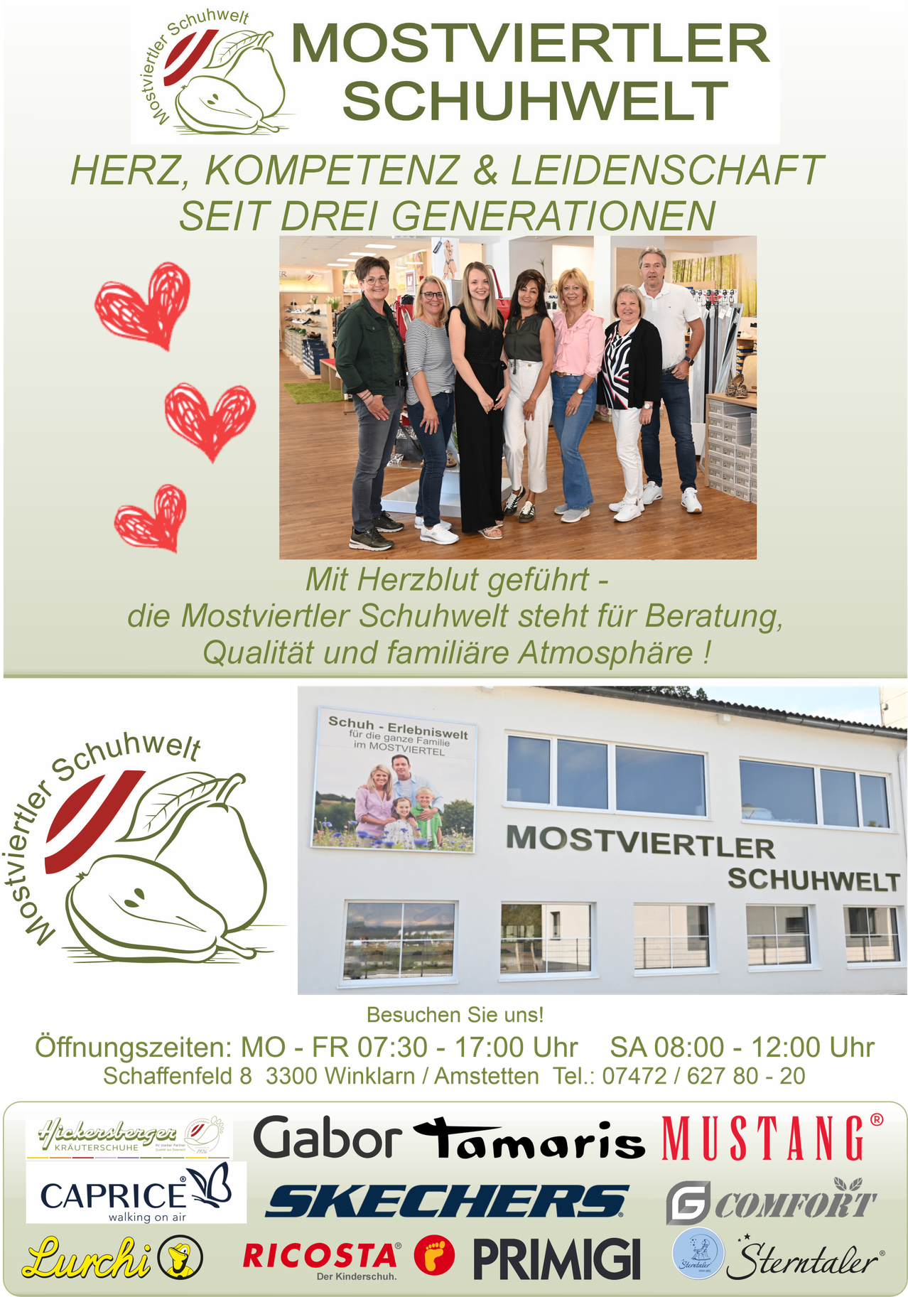 Plakat mit Mostviertel Schuhwelt-Geschäft mit Familienfoto, Slogan und Öffnungszeiten. Das Familienfoto zeigt sechs Erwachsene, die zusammen in einem Geschäft stehen. Der Slogan lautet 'Seit drei Generationen steht Mostviertel Schuhwelt für Beratung, Qualität und familiäre Atmosphäre'. Unten sind die Öffnungszeiten aufgeführt.
