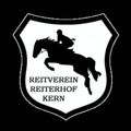 Schwarz-weißes Schild mit Silhouette eines Reiters auf einem Pferd. Der Text lautet 'Reitverein Reiterhof Kern.'