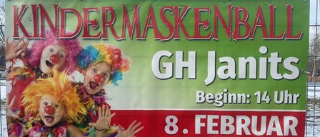 Ein Banner mit drei Clowns, die einen Maskenball GH Janit bewerben. Die Veranstaltung beginnt um 14 Uhr am 8. Februar.
