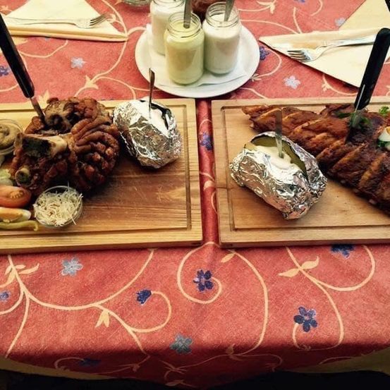 Bild enthält, Table, Dining Table, Brunch, Food, Cutlery, Tabletop, Meal, Lunch, Dish, Pork