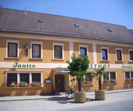 Bild enthält, Hotel, City, Neighborhood, Inn, Street, Urban, Plant, Wheel, Bicycle, Villa