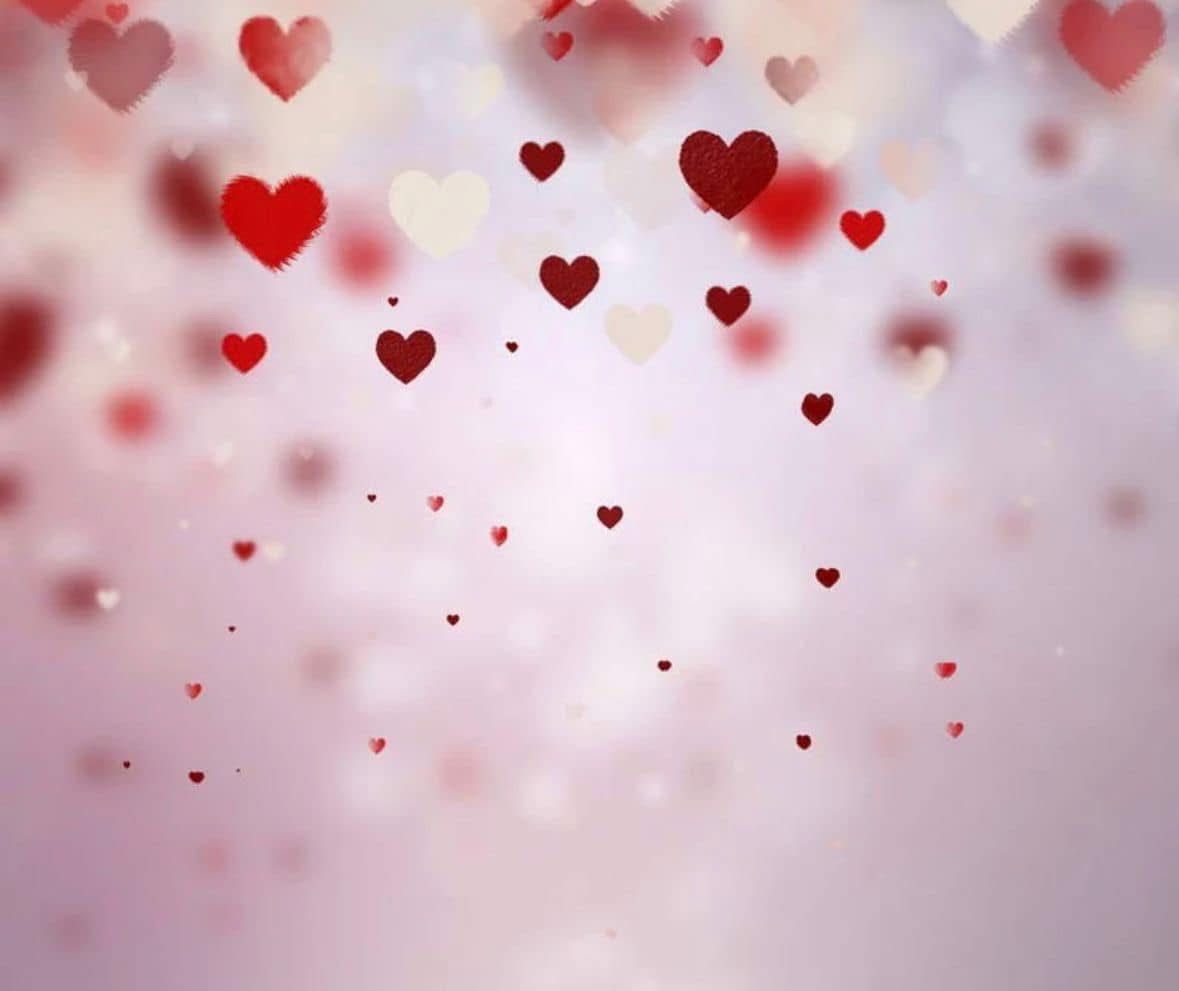 Ein rosa und weißer Hintergrund mit verschiedenen herzförmigen Objekten, die in der Luft schweben, einige größer und andere kleiner, und einige sind rot, während andere weiß sind.