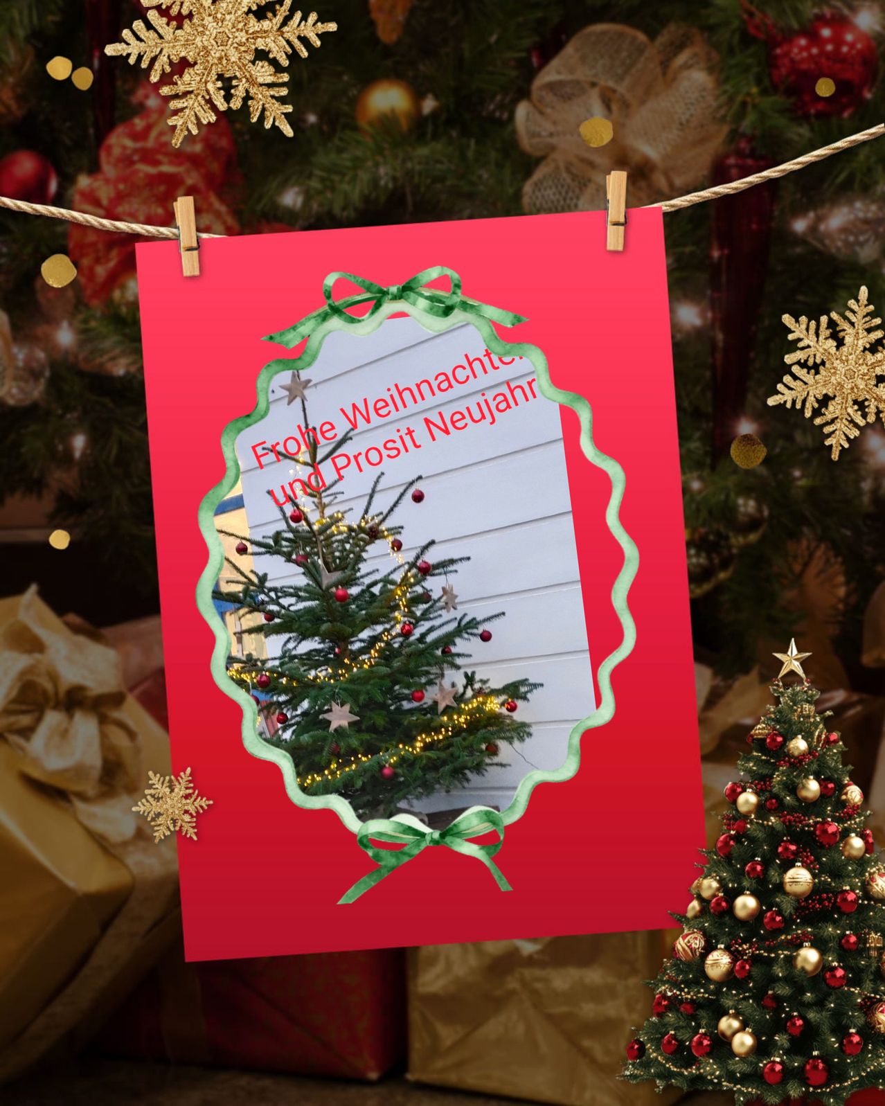 Eine Weihnachtskarte mit einem Weihnachtsbaum in der Mitte, umgeben von Weihnachtsdekorationen. Die Karte hat einen roten Hintergrund mit einem grünen Band und wünscht frohe Weihnachten und ein glückliches neues Jahr.
