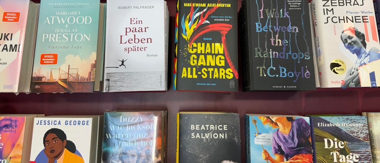 Bild enthält, Book, Publication, Adult, Female, Person, Woman, Male, Man, Shop, Face