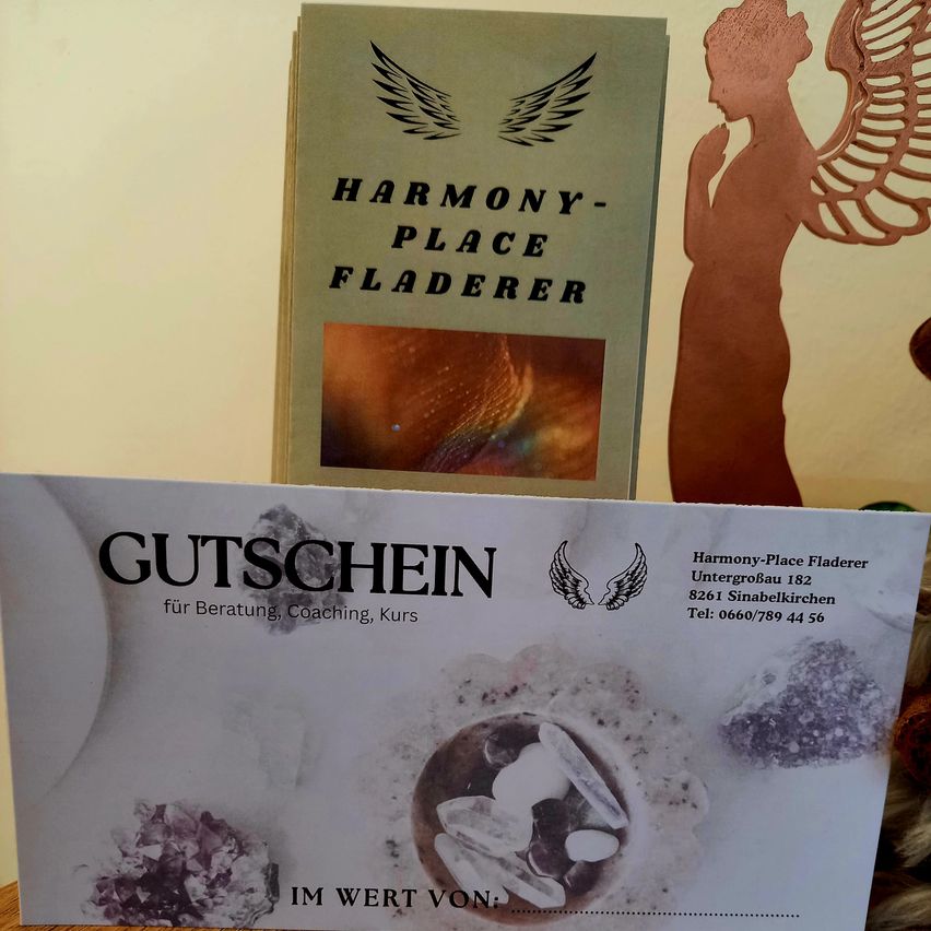 Ein Gutschein für Beratung, Coaching und Kurse auf einem Tisch, mit einem Harmony-Place Fladerer Buch im Hintergrund.