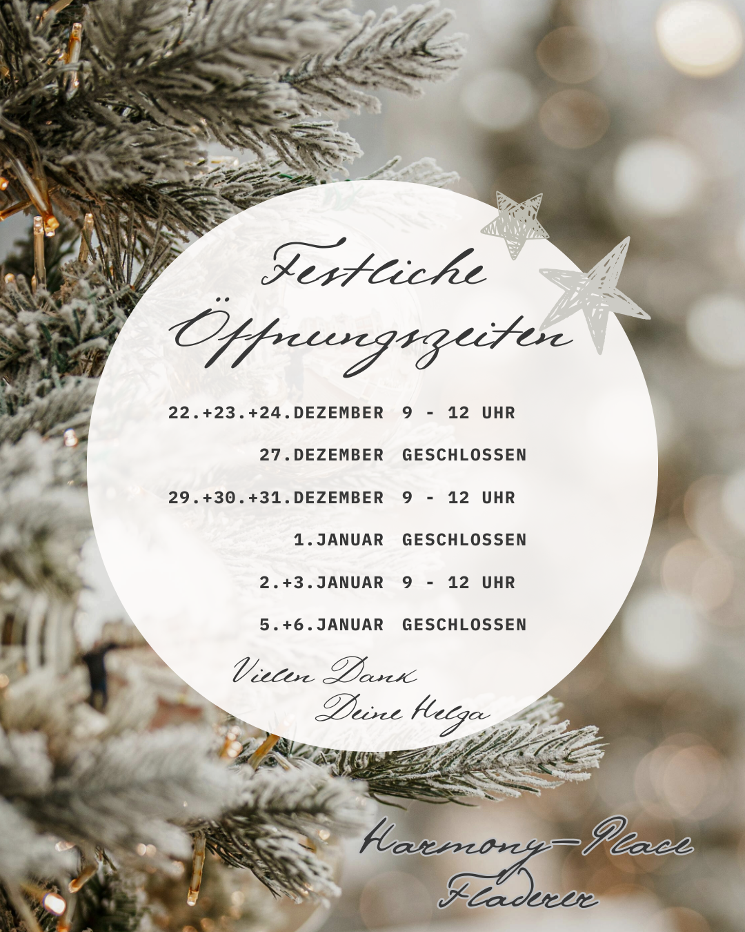 Ein kreisförmiger Hinweis zu den Öffnungszeiten der Feiertage befindet sich auf einem Weihnachtsbaum. Er enthält Daten und Zeiten für Dezember und Januar, wobei einige Tage geschlossen sind. Der Hinweis hat ein festliches Design mit Sternen.
