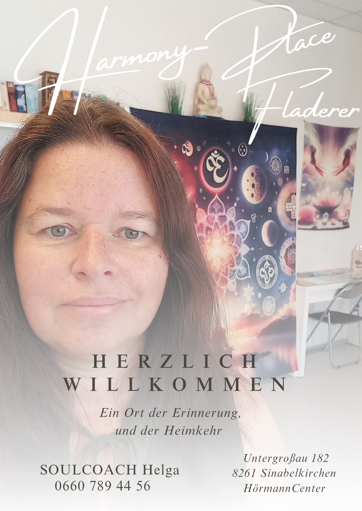 Eine Frau mit braunen Haaren und Sommersprossen lächelt in die Kamera. Hinter ihr befindet sich ein Poster mit kosmischen Bildern und den Worten 'Herzlich Willkommen'. Im Hintergrund sind ein Schreibtisch und ein Stuhl zu sehen.