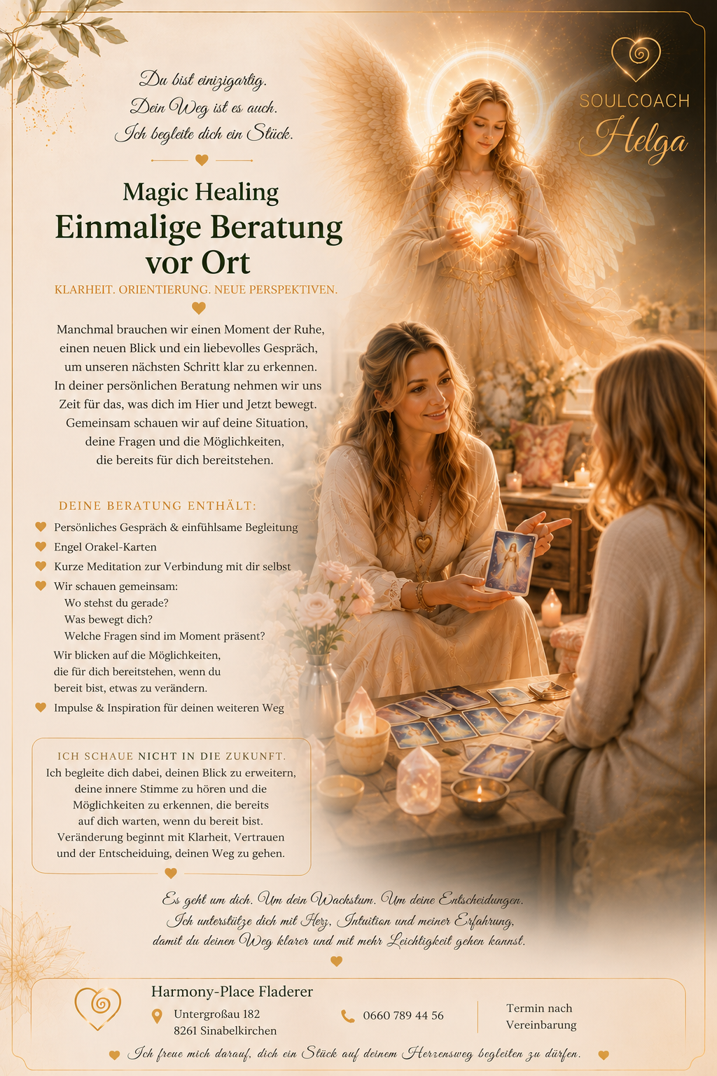 Eine Frau, die eine Tarotkarte hält, berät sich mit einer anderen Frau. Das Bild zeigt eine warme, mystische Atmosphäre mit Kerzen, Blumen und einer himmlischen Figur im Hintergrund. Textüberlagerungen liefern Informationen über einen persönlichen Beratungsservice.