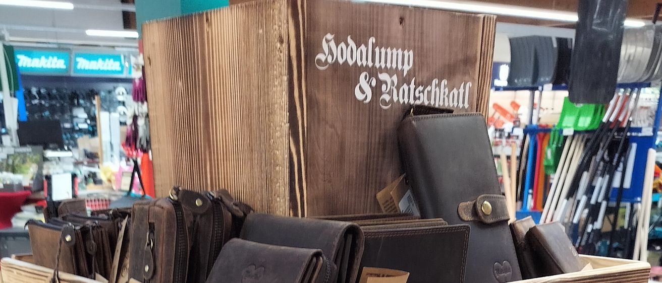 Bild enthält, Wood, Hardwood, Indoors, Interior Design, Plywood, Furniture, Box, Accessories, Bag, Handbag