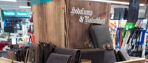 Bild enthält, Wood, Hardwood, Indoors, Interior Design, Plywood, Furniture, Box, Accessories, Bag, Handbag