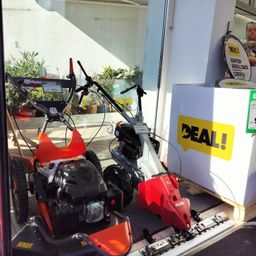 Bild enthält, Grass, Plant, Lawn, Machine, Wheel, Person, Device, Face, Lawn Mower, Tool