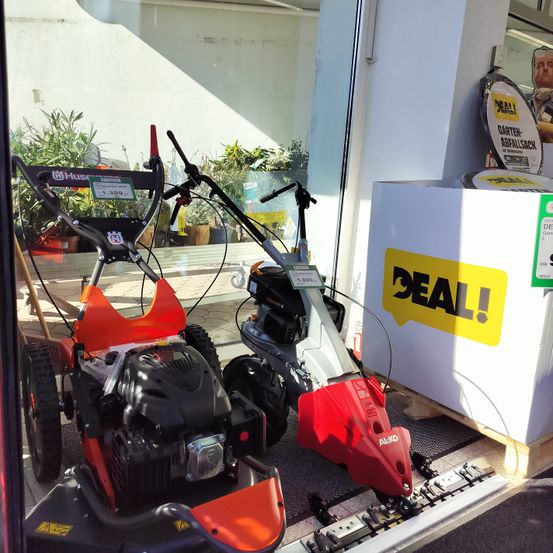 Bild enthält, Grass, Plant, Lawn, Machine, Wheel, Person, Device, Face, Lawn Mower, Tool