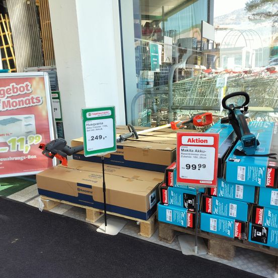 Bild enthält, Box, Machine, Wheel, Cardboard, Carton, Shop, Package, Package Delivery, Person, Indoors