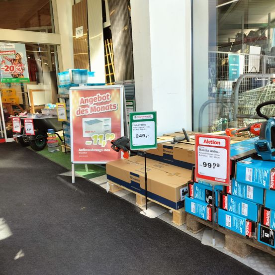 Bild enthält, Building, Box, Wheel, Floor, Person, Flooring, Shop, Shelf, Indoors, Carton