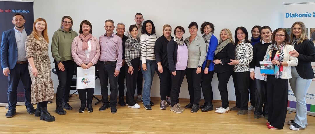 Bild enthält, Groupshot, Person, Adult, Female, Woman, Male, Man, Coat, Jeans, People