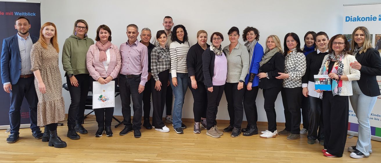 Bild enthält, Groupshot, Person, Adult, Female, Woman, Male, Man, Coat, Jeans, People