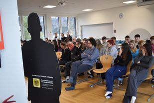 Bild enthält, People, Person, Adult, Female, Woman, Crowd, Classroom, School, Male, Man