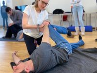 Bild enthält, Pilates, Adult, Female, Person, Woman, Male, Man, Jeans, Pants, Shoe