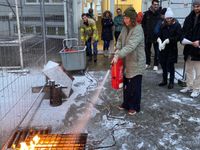 Bild enthält, Adult, Female, Person, Woman, Coat, Extinguishing Fire, Jacket, Male, Man, Shoe