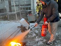 Bild enthält, Extinguishing Fire, Fire, Adult, Male, Man, Person, Bottle, Shaker