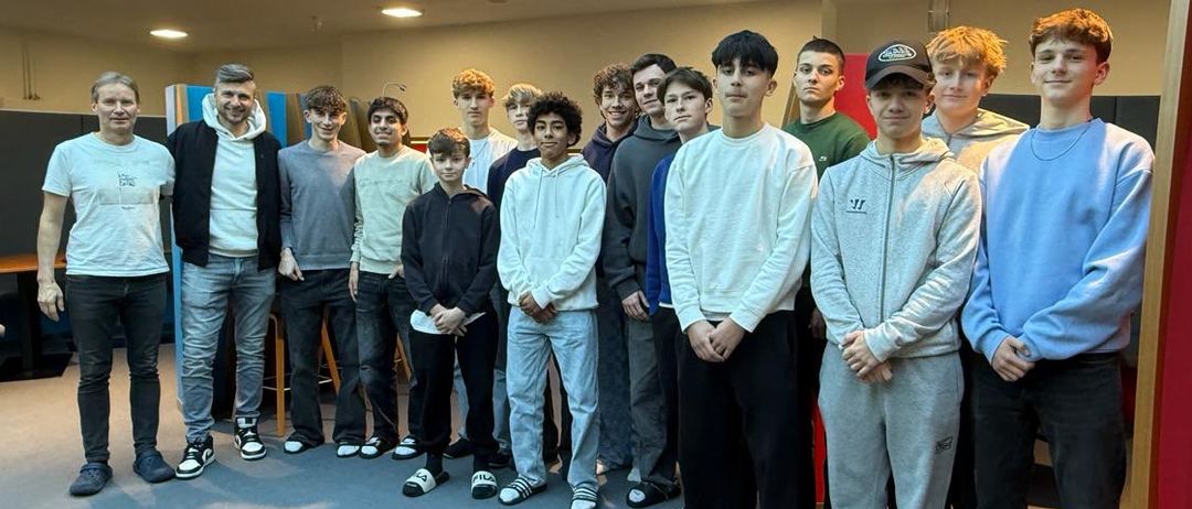 Bild enthält, Groupshot, Person, Jeans, People, Adult, Male, Man, Boy, Teen, Shoe