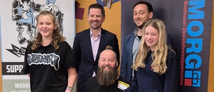 Bild enthält, Person, Adult, Female, Woman, Male, Man, Coat, Jeans, Groupshot, Face