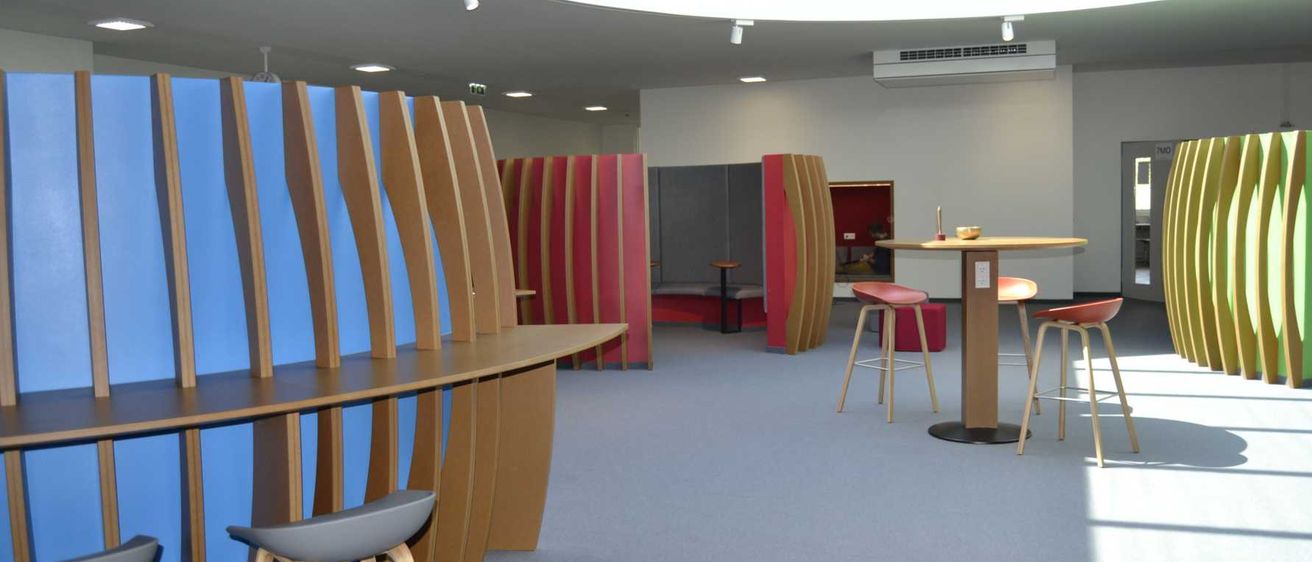 Bild enthält, Indoors, Interior Design, Cafeteria, Restaurant, Furniture, Table, Dining Table, Floor, Dining Room, Flooring