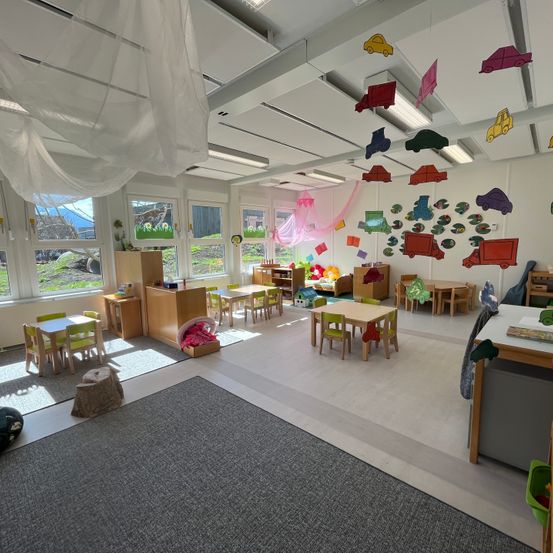 Bild enthält, Building, Kindergarten, Chair, Furniture, Indoors, Classroom, School, Wheel, Car, Home Decor