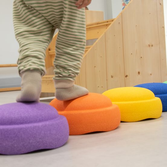 Bild enthält, Indoors, Interior Design, Person, Home Decor, Furniture, Clothing, Hosiery, Sock