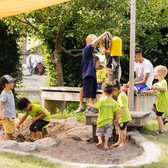 Bild enthält, Shorts, Outdoors, Backyard, Boy, Child, Male, Person, Female, Girl, Play Area