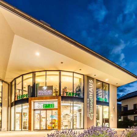 Bild enthält, Shop, Shopping Mall, Building, Office Building, Plant, City, Convention Center, Urban, Car Dealership