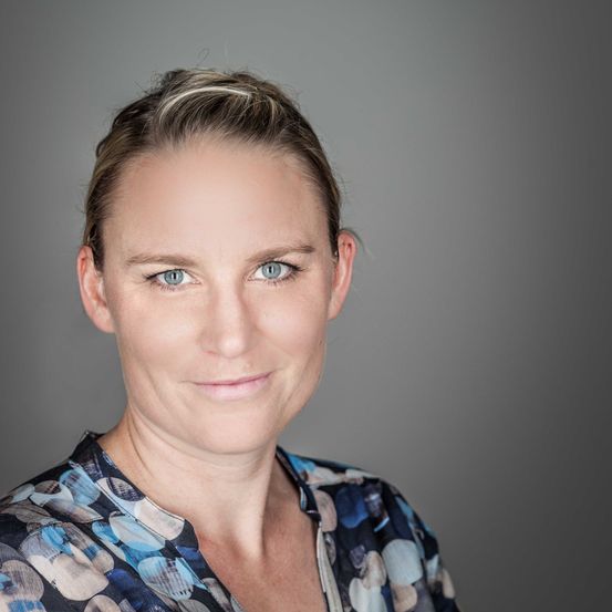 Bild enthält, Face, Head, Person, Photography, Portrait, Smile, Neck, Adult, Female, Woman