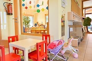Bild enthält, Indoors, Home Decor, Chair, Furniture, Person, Kindergarten, Interior Design