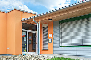 Bild enthält, Garage, Indoors, Architecture, Building, Housing, Door, House