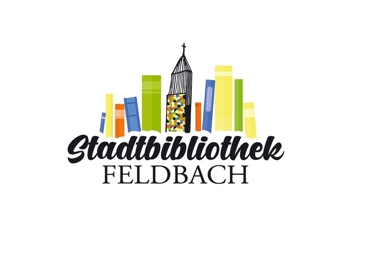 Das Logo der Stadtbibliothek Feldbach zeigt eine Skyline aus farbenfrohen Büchern mit einem Turm in der Mitte. Der Name 'Stadtbibliothek Feldbach' ist darunter in fetten schwarzen Buchstaben zu lesen.