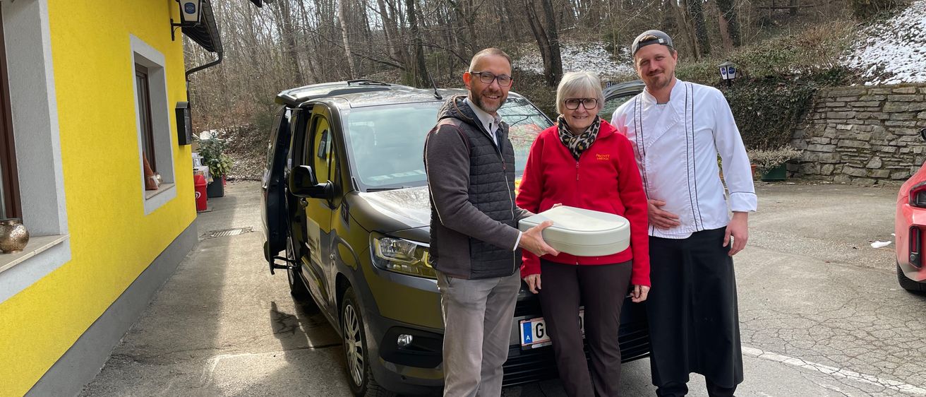 Bild enthält, Adult, Male, Man, Person, Car, Shoe, Wheel, Jeans, Coat, Face