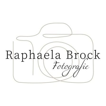 Das Bild zeigt das Logo für Raphaela Brock Fotografie, das eine stilisierte Kamera mit dem Namen in eleganter Schrift enthält.
